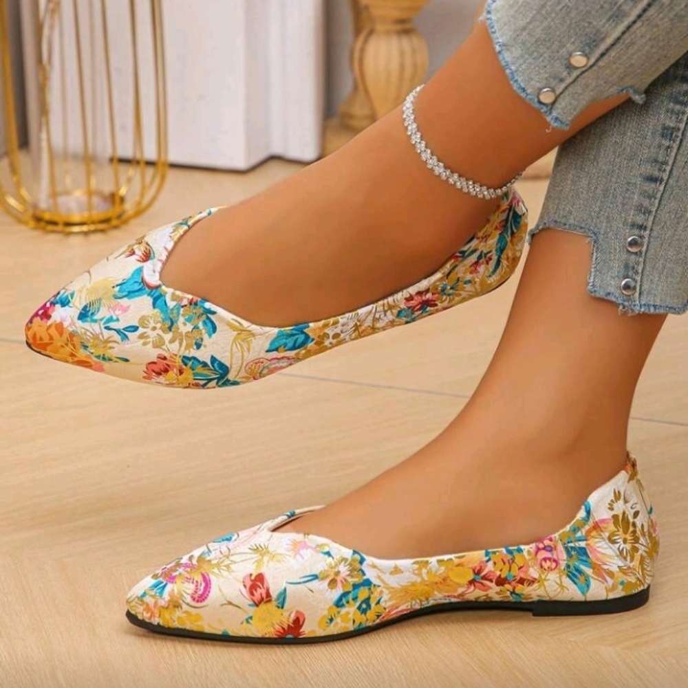 Golden Floral Patterned Women's Pointed Toe Flats Size 9